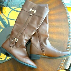NWT women’s Deliree sz 6.5M boot, buckle accent, new.
